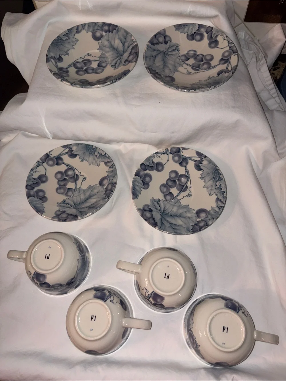 Like new Pier 1 One Angleterre VINEYARD England cups & saucers set of 4 each